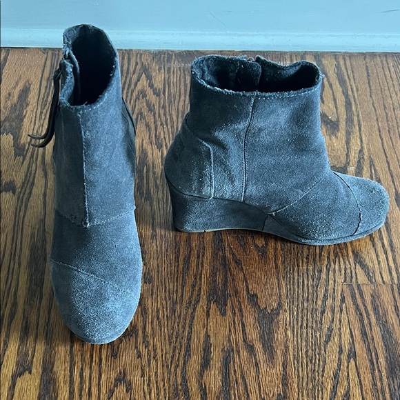 Like🎉TOMS Desert Wedge Dark Gray Suede Wedge Boots Size W7 - Picture 2 of 13